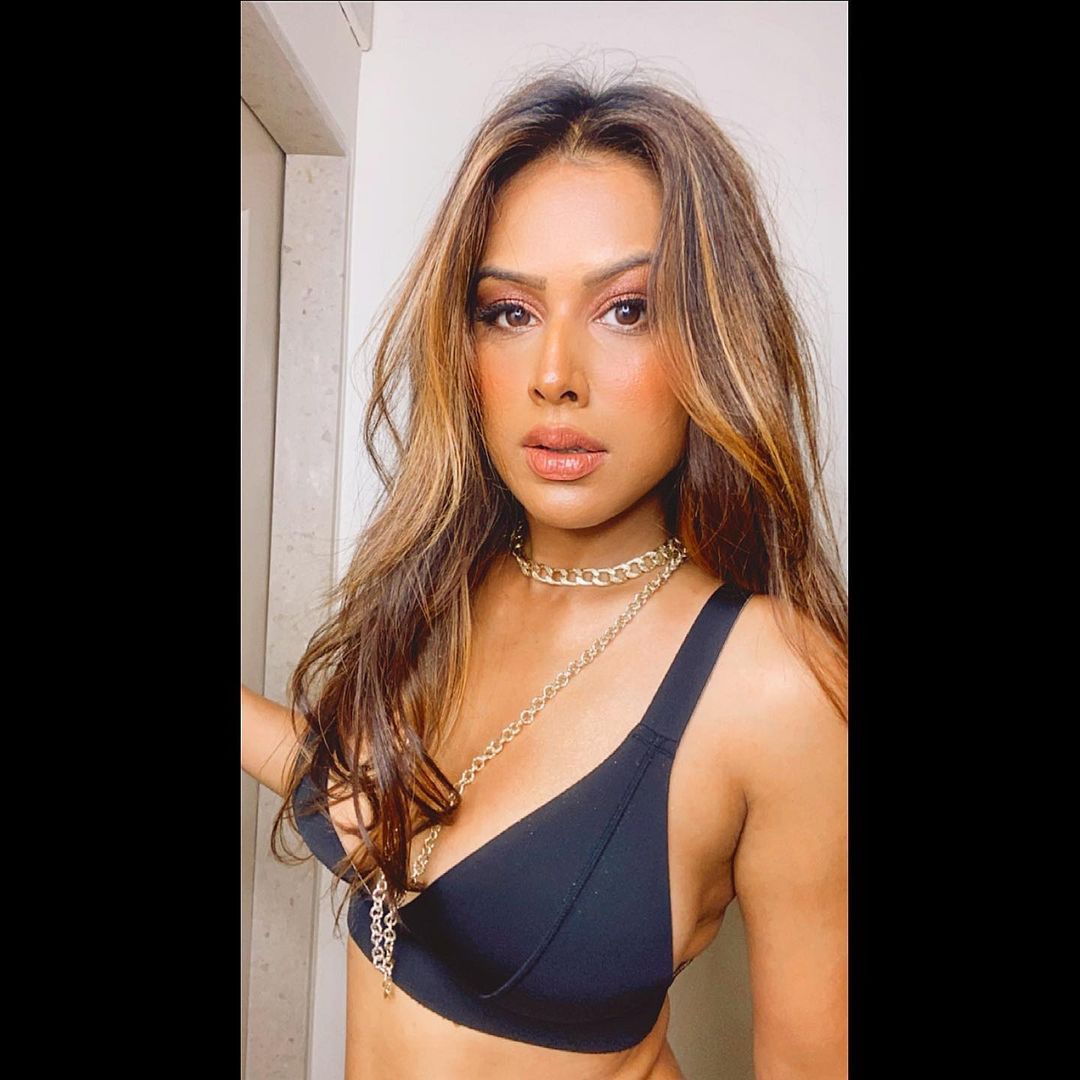  ਨੀਆ ਦੀ ਇਸ ਵੀਡੀਓ 'ਤੇ ਲੋਕਾਂ ਵਲੋਂ ਜ਼ਬਰਦਸਤ ਟਿੱਪਣੀ ਕੀਤੀ ਜਾ ਰਹੀ ਹੈ। ਇੱਕ ਯੂਜਰ ਨੇ ਲਿਖਿਆ - ਮਸਤ ਹੇ ਬਾਬਾ ,ਇਕ ਨੇ ਲਿਖਿਆ - ਅੱਗ ਲਗਾ ਦਿੱਤੀ। ਤੁਹਾਨੂੰ ਦੱਸ ਦੇਈਏ ਕਿ ਨਿਆ ਅਤੇ ਰਵੀ ਦੂਬੇ ਨੇ ਵੈੱਬ ਸੀਰੀਜ਼ ਜਮਾਈ ਰਾਜਾ 2 'ਚ ਜ਼ਬਰਦਸਤ ਬੋਲਡ ਸੀਨ ਦਿੱਤੇ ਹਨ।(Image: Instagram)