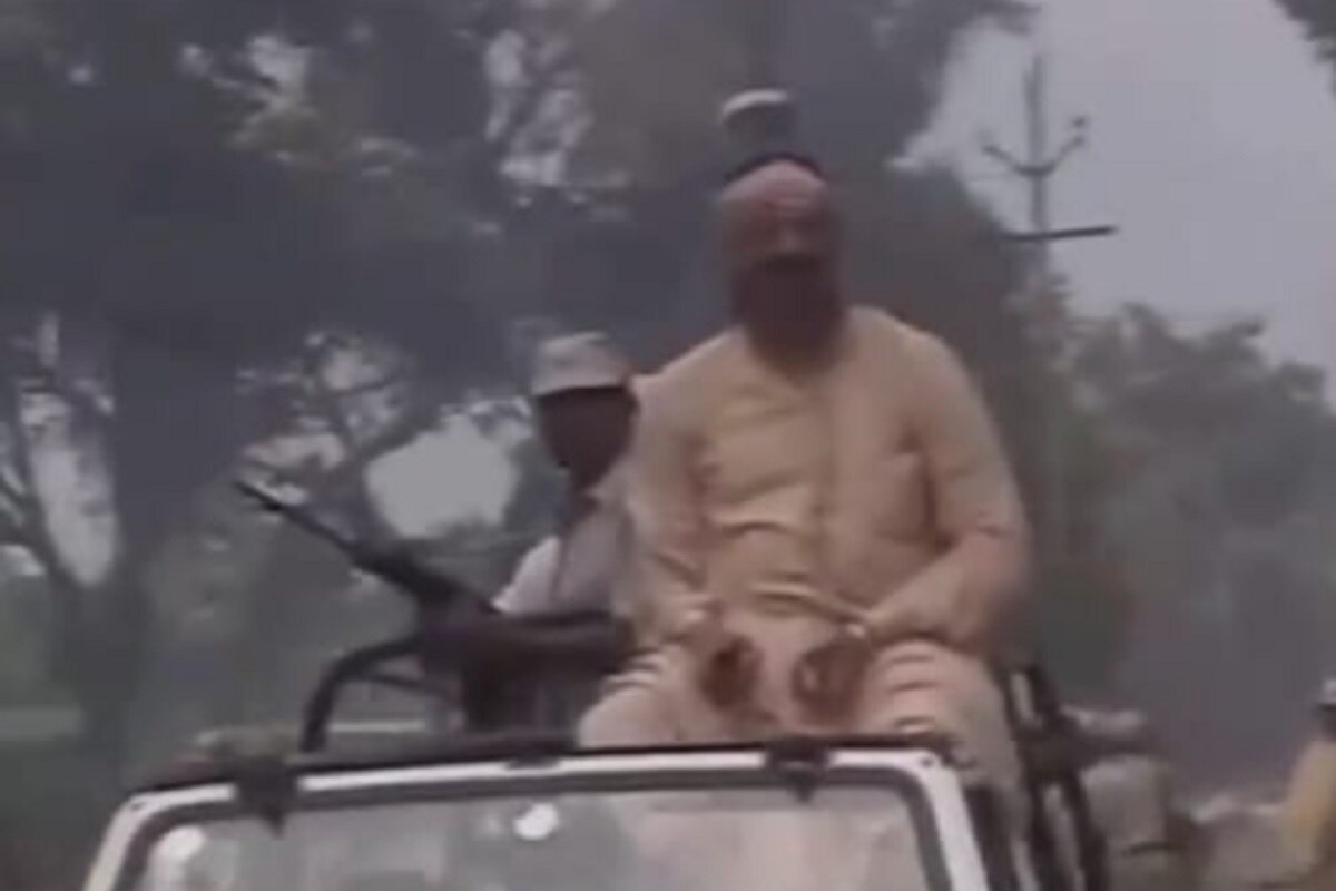 ਮੁਖਤਾਰ ਖਿਲਾਫ ਯੂਪੀ ਸਮੇਤ ਦੂਜੇ ਸੂਬਿਆਂ ਵਿਚ ਕਰੀਬ 52 ਮਾਮਲੇ ਦਰਜ ਰਨ। ਇਸ ਵੇਲੇ 15 ਕੇਸ ਚੱਲ ਰਹੇ ਹਨ। ਇਕ ਸਮਾਂ ਅਜਿਹਾ ਵੀ ਸੀ ਜਦੋਂ ਪੂਰਵਾਚੰਲ ਦੇ ਜ਼ਿਲ੍ਹਿਆਂ ਵਿਚ ਜਿੱਤ ਲਈ ਰਾਜਨੀਤਿਕ ਨੇਤਾ ਨੂੰ ਮੁਖਤਾਰ ਦੇ ਨਜ਼ਦੀਕ ਵੇਖੇ ਜਾਂਦੇ ਸਨ। ਭਾਵੇਂ ਉਹ ਜੇਲ੍ਹ ਵਿੱਚ ਸੀ ਜਾਂ ਬਾਹਰ, ਉਹ ਅਰਾਮ ਨਾਲ ਚੋਣ ਜਿੱਤਦਾ ਰਿਹਾ। ਮੁਖਤਾਰ ਖਿਲਾਫ ਯੂਪੀ ਸਮੇਤ ਦੂਜੇ ਸੂਬਿਆਂ ਵਿਚ ਕਰੀਬ 52 ਮਾਮਲੇ ਦਰਜ ਰਨ। ਇਸ ਵੇਲੇ 15 ਕੇਸ ਚੱਲ ਰਹੇ ਹਨ। ਇਕ ਸਮਾਂ ਅਜਿਹਾ ਵੀ ਸੀ ਜਦੋਂ ਪੂਰਵਾਚੰਲ ਦੇ ਜ਼ਿਲ੍ਹਿਆਂ ਵਿਚ ਜਿੱਤ ਲਈ ਰਾਜਨੀਤਿਕ ਨੇਤਾ ਨੂੰ ਮੁਖਤਾਰ ਦੇ ਨਜ਼ਦੀਕ ਵੇਖੇ ਜਾਂਦੇ ਸਨ। ਭਾਵੇਂ ਉਹ ਜੇਲ੍ਹ ਵਿੱਚ ਸੀ ਜਾਂ ਬਾਹਰ, ਉਹ ਅਰਾਮ ਨਾਲ ਚੋਣ ਜਿੱਤਦਾ ਰਿਹਾ।