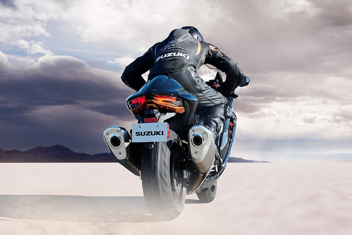  ਸੁਜ਼ੂਕੀ ਦੀ ਸਪੋਰਟਸ ਬਾਈਕ ਪੂਰੀ ਦੁਨੀਆ ਵਿੱਚ ਬਹੁਤ ਮਸ਼ਹੂਰ ਹੈ, ਜਿਸਦੀ ਰਫਤਾਰ 300 ਕਿਲੋਮੀਟਰ ਪ੍ਰਤੀ ਘੰਟਾ ਹੈ। ਬਹੁਤ ਸਾਰੇ ਦੇਸ਼ਾਂ ਵਿਚ, ਇਸ ਬਾਈਕ ਦੇ ਮਿਆਰ ਨੂੰ ਨਾ ਮੰਨਣ 'ਤੇ ਪਾਬੰਦੀ ਲੱਗੀ ਹੈ।