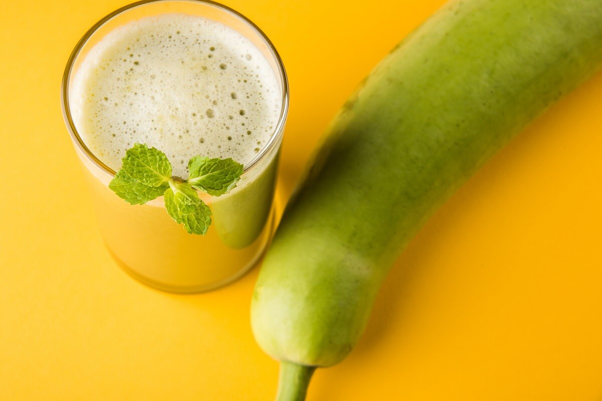  Bottle Gourd Benefits-ਬਹੁਤ ਸਾਰੇ ਲੋਕ ਘੀਆ (ਲੌਕੀ) ਦੀ ਸਬਜ਼ੀ ਨੂੰ ਪਸੰਦ ਨਹੀਂ ਕਰਦੇ। ਘੀਆ ਦੀ ਤਾਸੀਰ ਠੰਡੀ ਹੁੰਦੀ ਹੈ ਅਤੇ ਇਸ ਵਿਚ ਬਹੁਤ ਸਾਰਾ ਪਾਣੀ ਹੁੰਦਾ ਹੈ। ਇਹ ਗਰਮੀਆਂ ਦੇ ਮੌਸਮ ਵਿਚ ਬਹੁਤ ਫਾਇਦੇਮੰਦ ਹੁੰਦਾ ਹੈ। ਲੌਕੀ ਦਾ ਸੇਵਨ ਸਬਜ਼ੀ, ਸਲਾਦ, ਰਾਇਤਾ, ਸੂਪ ਜਾਂ ਜੂਸ ਦੇ ਤੌਰ ਤੇ ਵੀ ਕੀਤੀ ਸਕਦੀ ਹੈ। ਲੌਕੀ ਵਿਚ ਭਰਪੂਰ ਮਾਤਰਾ ਵਿਚ ਆਇਰਨ ਹੁੰਦਾ ਹੈ। ਜਿਨਾਂ ਲੋਕਾਂ ਵਿਚ ਖੂਨ ਦੀ ਮਾਤਰਾ ਘੱਟ ਹੁੰਦੀ ਹੈ, ਉਨ੍ਹਾਂ ਨੂੰ ਲੌਕੀ ਦਾ ਸੇਵਨ ਕਰਨਾ ਚਾਹੀਦਾ ਹੈ। ਇਸ ਤੋਂ ਇਲਾਵਾ ਇਸ ਵਿਚ ਫਾਈਬਰ ਵੀ ਹੁੰਦਾ ਹੈ, ਜਿਸ ਕਾਰਨ ਇਹ ਆਸਾਨੀ ਨਾਲ ਹਜ਼ਮ ਕਰਨ ਦੇ ਯੋਗ ਹੁੰਦਾ ਹੈ। ਇਸ ਤੋਂ ਇਲਾਵਾ ਲੌਕੀ ਵਿਚ ਵਿਟਾਮਿਨ ਬੀ, ਵਿਟਾਮਿਨ ਸੀ, ਆਇਰਨ ਅਤੇ ਸੋਡੀਅਮ ਵੀ ਲੌਗ ਵਿਚ ਪਾਏ ਜਾਂਦੇ ਹਨ। ਲੌਕੀ ਸਿਹਤ ਲਈ ਕਿੰਨੀ ਫਾਇਦੇਮੰਦ ਹੁੰਦੀ ਹੈ। ਇਹ ਜਾਣ ਕੇ ਤੁਸੀਂ ਨਿਸ਼ਚਤ ਰੂਪ ਵਿਚ ਲੌਕੀ ਨੂੰ ਆਪਣੀ ਖੁਰਾਕ ਵਿੱਚ ਸ਼ਾਮਲ ਕਰਨਾ ਪਸੰਦ ਕਰੋਗੇ। ਖ਼ਾਸਕਰ ਲੌਕੀ ਦਾ ਜੂਸ। ਆਓ ਜਾਣਦੇ ਹਾਂ ਲੌਕੀ ਦੇ ਰਸ ਦੇ ਫਾਇਦੇ ... (credit: shutterstock/StockImageFactory)