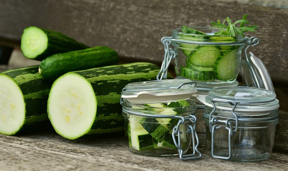  ਲੌਕੀ ਦੀ ਤਾਸੀਰ ਠੰਡੀ ਹੁੰਦੀ ਹੈ। ਜੇ ਤੁਸੀਂ ਗਰਮੀਆਂ ਦੇ ਮੌਸਮ ਵਿਚ ਹਰ ਰੋਜ਼ ਖਾਲੀ ਪੇਟ 'ਤੇ ਲੌਕੀ ਦਾ ਜੂਸ ਲੈਂਦੇ ਹੋ ਤਾਂ ਇਹ ਪੇਟ ਨੂੰ ਠੰਡਕ ਦਿੰਦਾ ਹੈ।