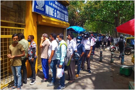 Crowd at Wine Shops: ਦਿੱਲੀ ’ਚ ਲੌਕਡਾਉਨ ਦੇ ਐਲਾਨ ਤੋਂ ਬਆਦ ਸ਼ਰਾਬ ਖਰੀਦਣ ਵਾਲਿਆਂ ’ਚ ਮੱਚੀ ਹਾਹਾਕਾਰ, ਲੱਗੀਆਂ ਲੰਬੀਆਂ ਕਤਾਰਾਂ