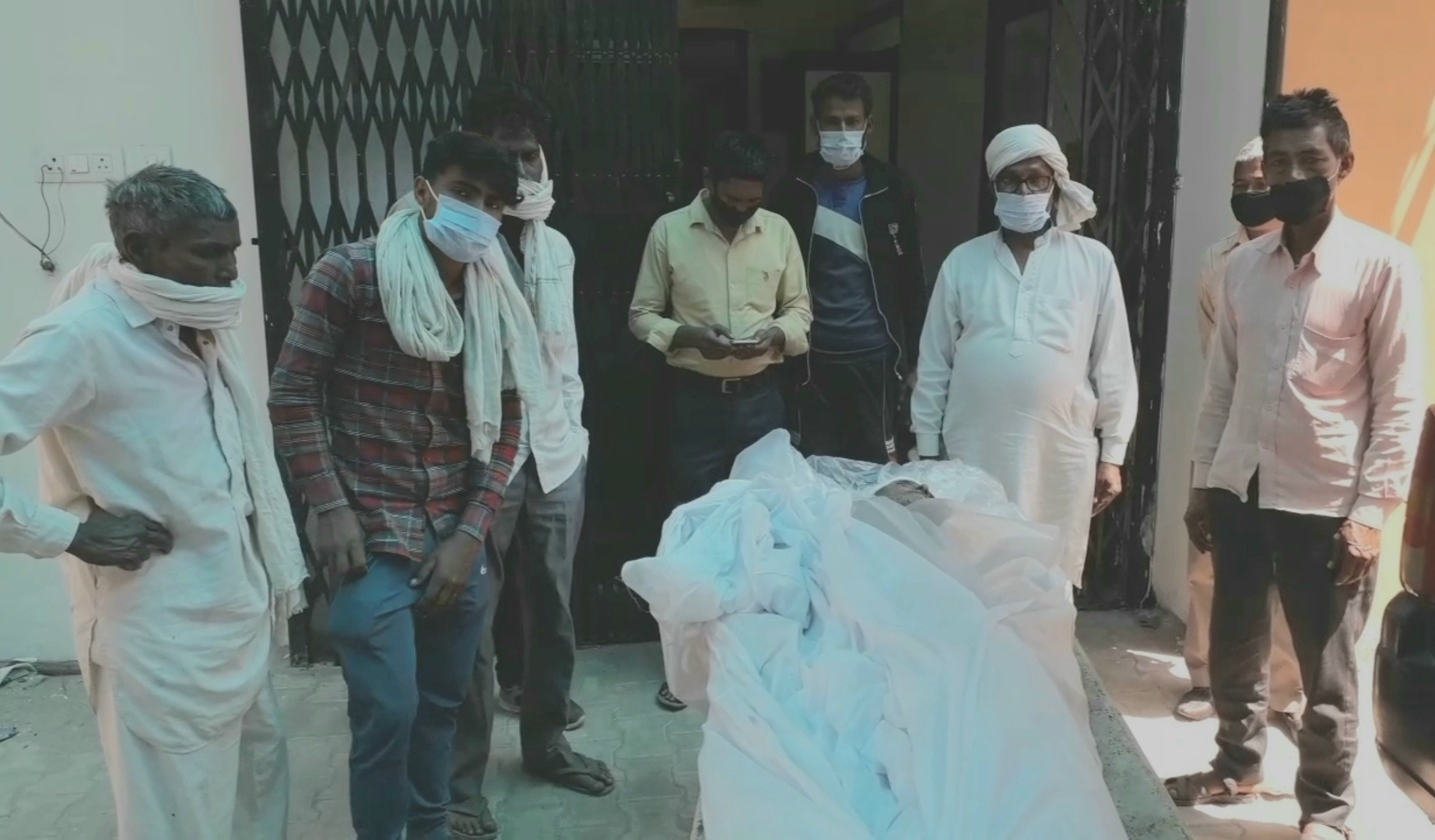  ਖੰਨਾ : ਮਹਿਜ 50 ਰੁਪਏ ਪਿੱਛੇ ਡੰਡਾ ਮਾਰ ਕੀਤਾ ਬਜ਼ੁਰਗ ਦਾ ਕਤਲ। ਅਜੋਕੇ ਯੁੱਗ ਵਿੱਚ ਇਨਸਾਨ ਦਾ ਲਹੂ ਕਿਸ ਕਦਰ ਸਫ਼ੇਦ ਹੋ ਚੁਕਾ ਹੈ ਕੀ ਉਹ ਇਨਸਾਨੀਅਤ ਦੀਆਂ ਕਦਰਾਂ ਕੀਮਤਾਂ ਨੂੰ ਵੀ ਭੁੱਲ ਬੈਠਾ ਹੈ, ਅਤੇ ਉਸ ਨੂੰ ਆਪਣੇ ਗੁੱਸੇ ਅੱਗੇ ਦੂਸਰੇ ਦੀ ਜਿੰਦਗੀ ਦੀ ਤਾਂ ਕੋਈ ਕੀਮਤ ਹੀ ਨਹੀਂ ਲਗਦੀ ਅਹਿਜਾ ਹੀ ਵੇਖਣ ਨੂੰ ਮਿਲੀਆਂ ਹੈ ਖੰਨਾ ਨੇੜਲੇ ਪਿੰਡ ਚਕੋਹੀ 'ਚ ਜਿੱਥੇ ਮਹਿਜ 50 ਰੁਪਏ ਪਿੱਛੇ ਇਕ 66 ਵਰ੍ਹਿਆਂ ਦੇ ਬਜ਼ੁਰਗ ਦਾ ਕਤਲ ਕਰ ਦਿੱਤਾ।