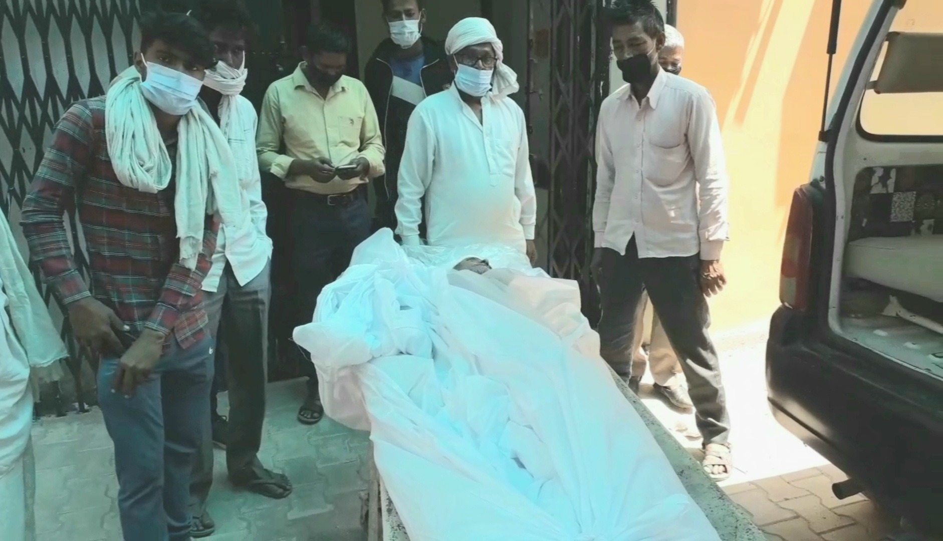  ਸਦਰ ਪਹੁੰਚਣ ਤੇ ਪੁਲਿਸ ਨੇ ਪਹਿਲਾ ਪਰਿਵਾਰ ਵਾਲਿਆਂ ਨੂੰ ਹਸਪਤਾਲ ਭੇਜਿਆ, ਪਰ ਉਦੋਂ ਤੱਕ ਕਾਫੀ ਦੇਰ ਹੋ ਚੁੱਕੀ ਸੀ ਅਤੇ ਡਾਕਟਰਾਂ ਨੇ ਕ੍ਰਿਸ਼ਨਪਾਲ ਨੂੰ ਮ੍ਰਿਤਕ ਐਲਾਨ ਦਿੱਤਾ। ਉਥੇ ਹੀ ਦੂਜੇ ਪਾਸੇ ਪੁਲਿਸ ਅਧਿਕਾਰੀਆਂ ਨੇ ਮੌਕੇ ਤੇ ਪਹੁੰਚ ਕੇ ਜਾਂਚ ਸ਼ੁਰੂ ਕਰ ਦਿੱਤੀ। ਗੁਰਦੀਪ ਸਿੰਘ ਦੀ ਰਿਪੋਰਟ