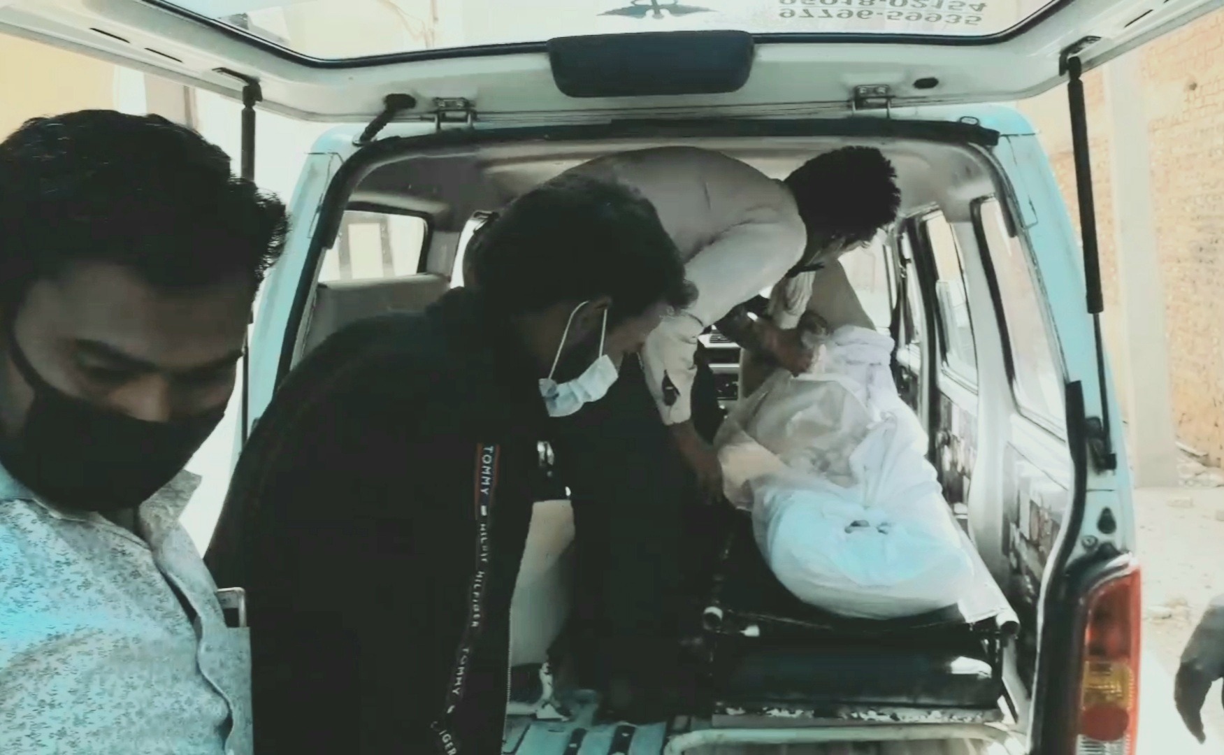  ਪੁਲਿਸ ਨੇ ਲਾਸ਼ ਨੂੰ ਕਬਜੇ ਚ ਲੈ ਕੇ ਜਾਂਚ ਸ਼ੁਰੂ ਕਰ ਦਿੱਤੀ ਸੀ। ਇਹ ਵਾਕਿਆ ਖੰਨਾ ਨੇੜਲੇ ਪਿੰਡ ਚਕੋਹੀ ਦਾ ਹੈ ਜਿੱਥੇ ਭੱਠੇ ਉੱਪਰ 50 ਰੁਪਏ ਪਿੱਛੇ ਹੋਏ ਝਗੜੇ 'ਚ ਸਿਰ ਚ ਡੰਡਾ ਮਾਰ ਕੇ ਬਜ਼ੁਰਗ ਦਾ ਕਤਲ ਕਰ ਦਿੱਤਾ ਗਿਆ। ਮਰਨ ਵਾਲੇ ਦੀ ਪਛਾਣ 66 ਸਾਲਾਂ ਕ੍ਰਿਸ਼ਨਪਾਲ ਵਜੋਂ ਹੋਈ ਹੈ।