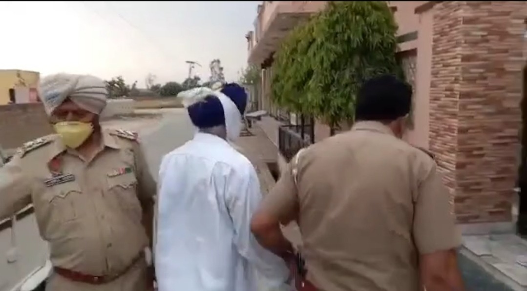  ਤਰਨਤਾਰਨ ਦੇ ਪਿੰਡ ਚੰਬਲ ਵਿਚ ਅੱਜ ਐਸਟੀਐਫ ਦੀ ਟੀਮ ਵੱਲੋਂ ਸ਼੍ਰੋਮਣੀ ਅਕਾਲੀ ਦਲ ਦੀ ਮਹਿਲਾ ਵਿੰਗ ਦੀ ਜਰਨਲ ਸਕੱਤਰ ਦੇ ਘਰ ਵਿੱਚ ਰੇਡ ਕੀਤੀ ਗਈ ।ਐਸਟੀਐਫ ਦੀ ਟੀਮ ਨੇ ਘਰ ਵਿੱਚੋਂ ਇੱਕ ਕਿਲੋ 10 ਗਰਾਮ ਹੈਰੋਇਨ ਬਰਾਮਦ ਕਰਨ ਦਾ ਦਾਅਵਾ ਕੀਤਾ ਤੇ ਨਾਲ ਹੀ ਸ਼੍ਰੋਮਣੀ ਅਕਾਲੀ ਦਲ ਦੇ ਮਹਿਲਾ ਵਿੰਗ ਦੀ ਜਰਨਲ ਸਕੱਤਰ ਜਸਵਿੰਦਰ ਕੌਰ ਨੂੰ ਗ੍ਰਿਫਤਾਰ ਵੀ ਕਰ ਲਿਆ।