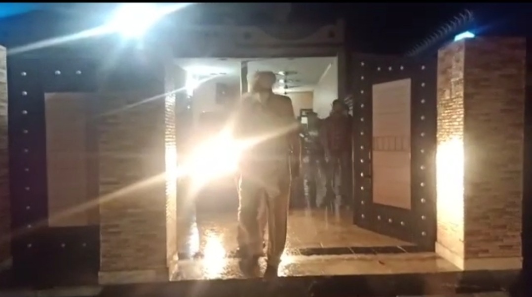  ਜਸਵਿੰਦਰ ਕੌਰ ਦੀ ਬੇਟੀ ਪੰਜਾਬ ਪੁਲਿਸ ਵਿੱਚ ਕਾਂਸਟੇਬਲ ਤਾਇਨਾਤ ਹੈ। ਟੀਮ ਨੇ ਜਸਵਿੰਦਰ ਕੌਰ ਦੇ ਘਰ ਵਿਚ ਸਵੇਰੇ 11 ਵਜੇ ਰੇਡ ਕੀਤੀ ਸੀ ਤੇ ਰੇਡ ਦੇਰ ਰਾਤ ਤਕ ਚਲਦੀ ਰਹੀ ਤੇ ਕਿਸੇ ਨੂੰ ਵੀ ਘਰ ਵਿੱਚੋ ਬਾਹਰ ਨਹੀਂ ਜਾਣ ਦਿਤਾ ਗਿਆ।