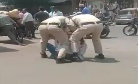 Viral Video: ਆਟੋ ਚਾਲਕ ਦੇ ਨੱਕ ਤੋਂ ਸਰਕਿਆ ਮਾਸਕ, ਪੁਲਿਸ ਨੇ ਸੜਕ ਉਤੇ ਲੰਮਾ ਪਾ ਕੇ ਕੁੱਟਿਆ
