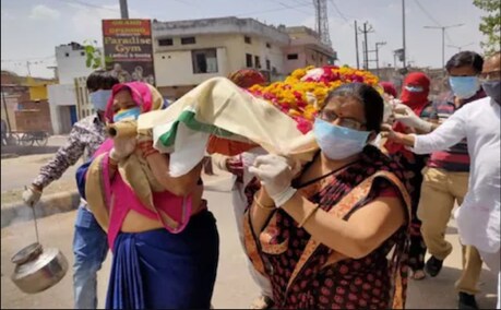 4 ਭੈਣਾਂ ਨੇ ਦਿੱਤਾ ਪਿਤਾ ਦੀ ਅਰਥੀ ਨੂੰ ਮੋਢਾ, ਅੰਤਮ ਸੰਸਕਾਰ 'ਚ ਭਰਾ ਨੂੰ ਨਹੀਂ ਆਉਣ ਦਿੱਤਾ ਨੇੜੇ, ਜਾਣੋ ਕਿਉਂ?