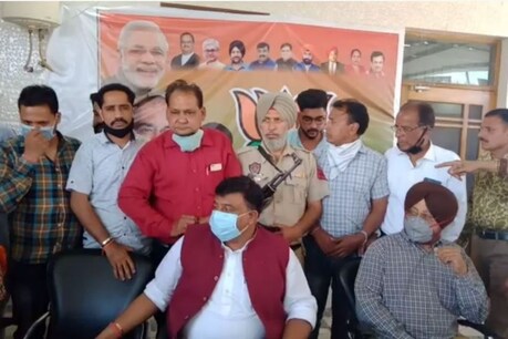 ਪੁਲਿਸ ਦੀ ਸੁੱਰਖਿਆ ਹੇਠ ਭਾਜਪਾ ਆਗੂਆਂ ਨੇ ਕੀਤੀ ਪ੍ਰੈਸ ਕਾਨਫਰੰਸ