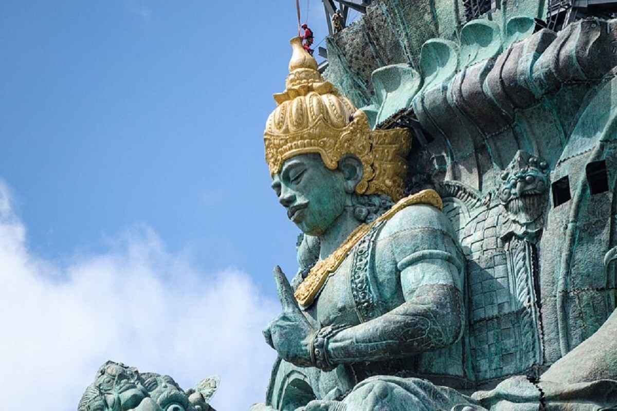 muslim country indinesia who install world tallest lord vishnu statue