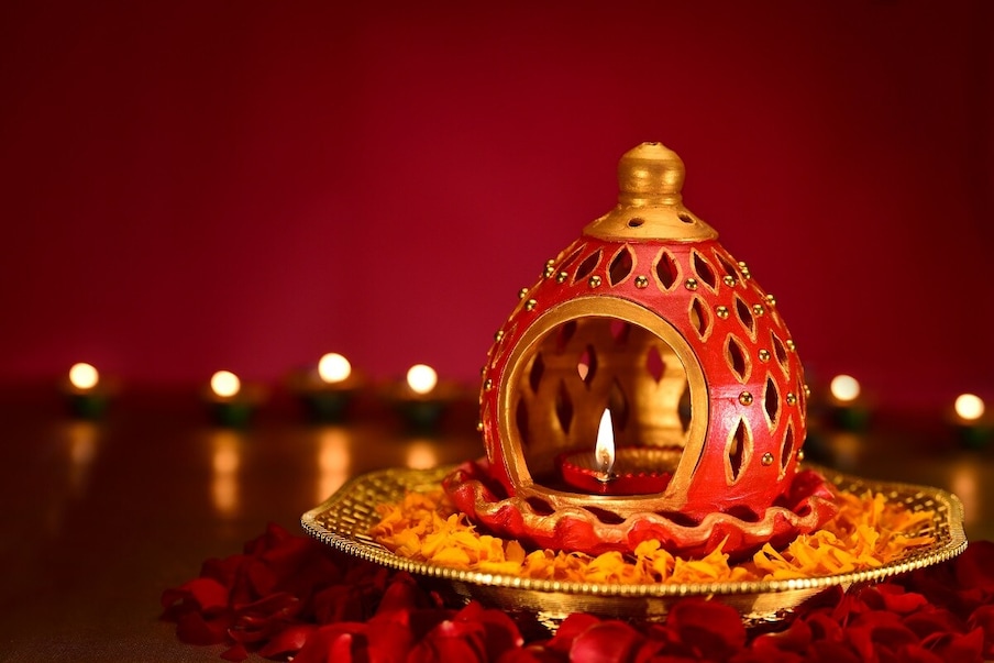  ,[object Object],ਹਿੰਦੂ ਧਰਮ ਵਿਚ ਵਾਸਤੂ ਨੂੰ ਵਿਸ਼ੇਸ਼ ਮਹੱਤਵ ਦਿੱਤਾ ਜਾਂਦਾ ਹੈ। ਅਜਿਹੀ ਸਥਿਤੀ ਵਿਚ ਘਰ 'ਚ ਵਾਸਤੂ ਦਾ ਧਿਆਨ ਰੱਖਣਾ ਬਹੁਤ ਜ਼ਰੂਰੀ ਹੈ। ਘਰ ਨਾਲ ਸਬੰਧਤ ਬਹੁਤ ਸਾਰੇ ਵਾਸਤੂ ਦੋਸ਼ ਹੋ ਸਕਦੇ ਹਨ। ਇਸ ਦੇ ਕਾਰਨ ਹੀ ਘਰ ਵਿੱਚ ਨਕਾਰਾਤਮਕ ਊਰਜਾ ਦਾ ਸੰਚਾਰ ਹੋਣ ਲੱਗਦਾ ਹੈ ਅਤੇ ਬਹੁਤ ਸਾਰੀਆਂ ਮੁਸ਼ਕਲਾਂ ਆਉਣੀਆਂ ਸ਼ੁਰੂ ਹੋ ਜਾਂਦੀਆਂ ਹਨ। ਕਈ ਵਾਰ ਘਰੇਲੂ ਪਰੇਸ਼ਾਨੀ, ਕਈ ਵਾਰ ਪੈਸੇ ਦੀ ਘਾਟ ਅਤੇ ਸਿਹਤ ਸੰਬੰਧੀ ਸਮੱਸਿਆਵਾਂ ਆਦਿ। ਜੇ ਇਨ੍ਹਾਂ ਦਾ ਧਿਆਨ ਨਹੀਂ ਰੱਖਿਆ ਜਾਂਦਾ ਤਾਂ ਘਰ ਵਿਚ ਨਕਾਰਾਤਮਕ ਊਰਜਾ ਦਾਖਲ ਹੋਣਾ ਸ਼ੁਰੂ ਹੋ ਜਾਂਦੀ ਹੈ। ਅਜਿਹੀ ਸਥਿਤੀ ਵਿੱਚ, ਕੁਝ ਅਸਾਨ ਸੁਝਾਆਂ ਦੀ ਮਦਦ ਨਾਲ, ਤੁਸੀਂ ਆਪਣੇ ਘਰ ਤੋਂ ਨਕਾਰਾਤਮਕ ਊਰਜਾ ਦੂਰ ਕਰ ਸਕਦੇ ਹੋ। (All Images/shutterstock)