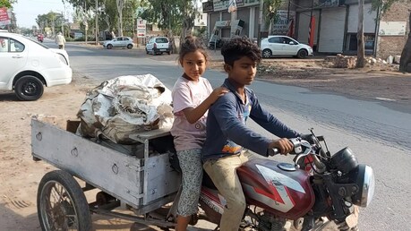 ਵਰਕਸ਼ਾਪਾਂ ਤੋਂ ਕੂੜਾ ਕਬਾੜ ਇਕੱਠਾ ਕਰ ਫਿਰ ਵੇਚ ਕੇ ਕਰਦੇ ਨੇ ਆਪਣੇ ਅਪਾਹਜ ਮਾਂ ਬਾਪ ਦੀ ਮਦਦ ਭੈਣ-ਭਰਾ
