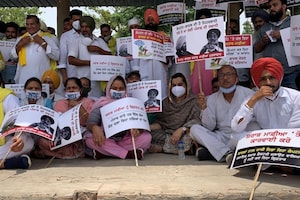 ਬਾਦਲ ਪਿੰਡ ‘ਚ ਫੜ੍ਹੀ ਨਕਲੀ ਸਰਾਬ ਫੈਕਟਰੀ, ਕਾਰਵਾਈ ਲਈ ਆਪ ਵੱਲੋਂ ਲੰਬੀ ਥਾਣੇ ਦਾ ਘਿਰਾਓ