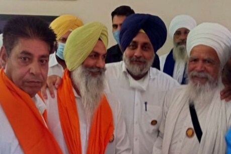 ਬੀਜੇਪੀ ਛੱਡ ਅਕਾਲੀ ਦਲ 'ਚ ਸ਼ਾਮਲ ਹੋਏ ਨੌਜਵਾਨ, ਸੁਖਬੀਰ ਬਾਦਲ ਨੇ ਸਿਰਪਾਓ ਪਾ ਕੀਤਾ ਸਨਮਾਨਿਤ