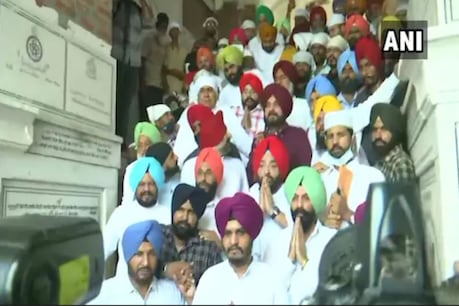 ਨਵਜੋਤ ਸਿੰਘ ਸਿੱਧੂ ਨੇ ਮੁੜ ਦਿਖਾਈ ਤਾਕਤ, ਮੰਤਰੀਆਂ ਤੇ ਵਿਧਾਇਕਾਂ ਨਾਲ ਦਰਬਾਰ ਸਾਹਿਬ ‘ਚ ਮੱਥਾ ਟੇਕਿਆ