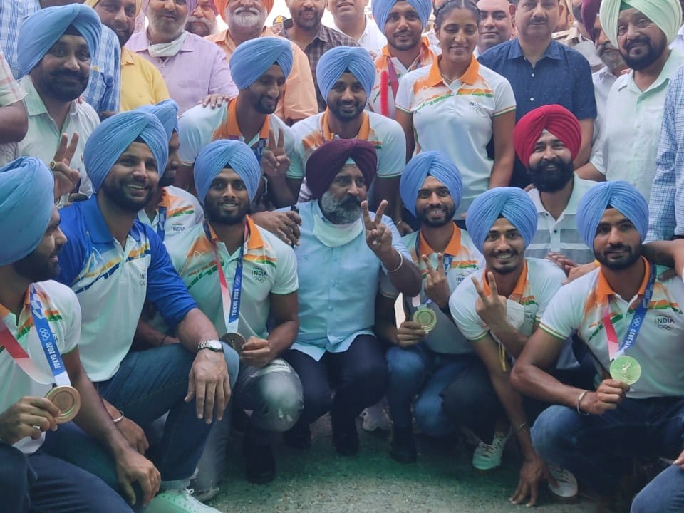 ਸਵਾਗਤ ਕਰਨ ਵਾਲਿਆਂ ਖਿਡਾਰੀਆਂ ਦਾ ਪਰਿਵਾਰਕ ਮੈਂਬਰ ਤੇ ਪਰਗਟ ਸਿੰਘ ਵੀ ਮੌਜੂਦ ਰਹੇ। ਭਾਰਤੀ ਪੁਰਸ਼ ਹਾਕੀ ਟੀਮ ਨੇ ਓਲੰਪਿਕ ਚ ਕਾਂਸੀ ਦੇ ਤਮਗਾ ਜਿੱਤਿਆ ਹੈ।