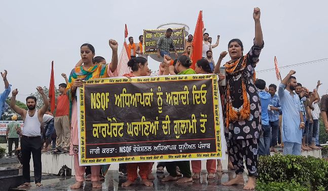 Patiala: Teachers protest barefoot and barefoot in rainy season to meet demands