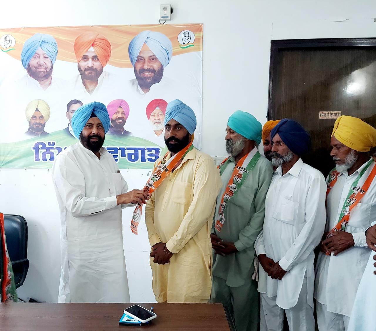 ਕੋਠੇ ਮਨੀਸਰ ਦੀ ਪੰਚਾਇਤ ਨੂੰ ਕਾਂਗਰਸ ਪਾਰਟੀ ਵਿੱਚ ਸ਼ਾਮਲ ਕਰਦੇ ਹੋਏ ਕੇਵਲ ਸਿੰਘ ਢਿੱਲੋਂ।