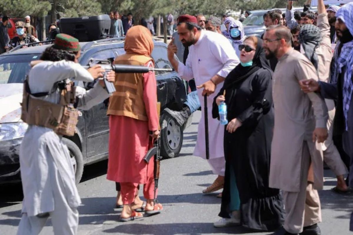 An Afghanistan woman stands valorously as Taliban man points gun at her-ਅਫਗਾਨਿਸਤਾਨ ਦੀ ਇੱਕ ਔਰਤ ਬਹਾਦਰੀ ਨਾਲ ਖੜ੍ਹੀ ਹੈ ਜਦੋਂ ਤਾਲਿਬਾਨ ਆਦਮੀ ਨੇ ਉਸ ਵੱਲ ਬੰਦੂਕ ਦਾ ਇਸ਼ਾਰਾ ਕੀਤਾ