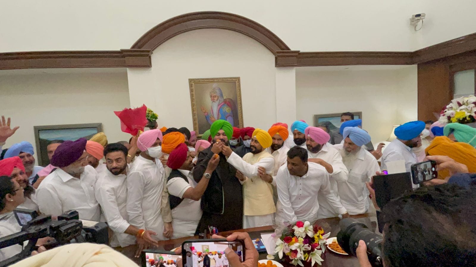 ਵੇਖੋ, ਚਰਨਜੀਤ ਚੰਨੀ ਦੇ ਮੁੱਖ ਮੰਤਰੀ ਬਣਨ ਪਿੱਛੋਂ ਕਾਂਗਰਸੀਆਂ ਦੇ 'ਜਸ਼ਨਾਂ' ਦੀਆਂ ਤਸਵੀਰਾਂ