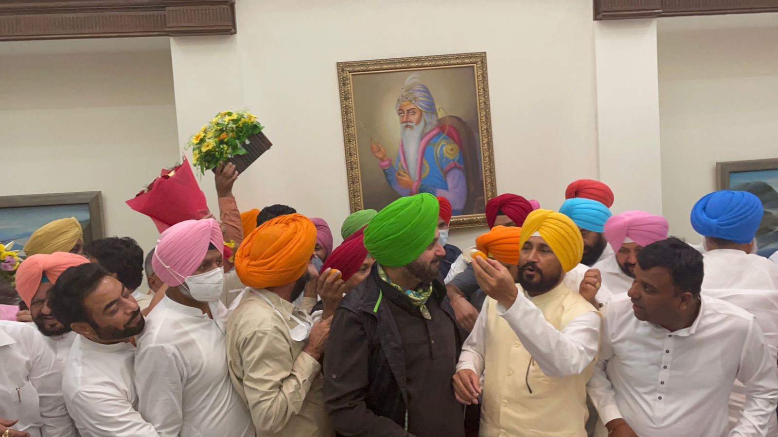ਵੇਖੋ, ਚਰਨਜੀਤ ਚੰਨੀ ਦੇ ਮੁੱਖ ਮੰਤਰੀ ਬਣਨ ਪਿੱਛੋਂ ਕਾਂਗਰਸੀਆਂ ਦੇ 'ਜਸ਼ਨਾਂ' ਦੀਆਂ ਤਸਵੀਰਾਂ