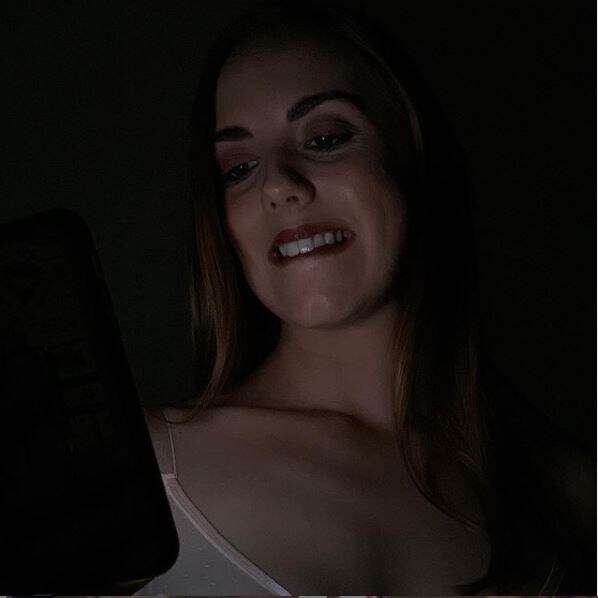  ਡੇਲੀ ਸਟਾਰ ਦੀ ਰਿਪੋਰਟ ਦੇ ਅਨੁਸਾਰ,ਔਰਤ ਇੱਕ ਸਵਿੰਗਰ ਦਾ ਕੰਮ ਕਰਦੀ ਹੈ ਅਤੇ ਦੂਜੇ ਜੋੜਿਆਂ ਦੇ ਨਾਲ ਸਮਾਂ ਵੀ ਬਤੀਤ ਕਰਦੀ ਹੈ। (Image: Instagram)