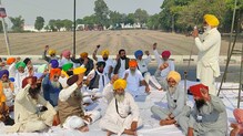 ਕੈਦੀ ਦੀ ਪਿੱਠ 'ਤੇ ਅੱਦਵਾਦੀ ਲਿਖਣ ਦੇ ਮਾਮਲੇ 'ਚ ਜੇਲ੍ਹ ਅੱਗੇ ਧਰਨਾ ਲਗਾ ਕੇ ਪ੍ਰਦਰਸ਼ਨ