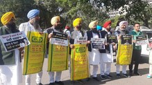 ਅਕਾਲੀ ਦਲ ਨੇ ਕਾਲੇ ਚੋਲਿਆਂ 'ਚ ਅਤੇ 'ਆਪ' ਨੇ ਖਾਲੀ ਬੋਰੀਆਂ ਨਾਲ ਕੀਤਾ ਪ੍ਰਦਰਸ਼ਨ