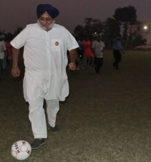 CM ਚੰਨੀ ਦੀ ਹਾਕੀ ਤੋਂ ਬਾਅਦ ਸੁਖਬੀਰ ਬਾਦਲ ਨੇ ਖੇਡੀ ਫੁੱਟਬਾਲ, ਵੀਡੀਓ ਵਾਇਰਲ