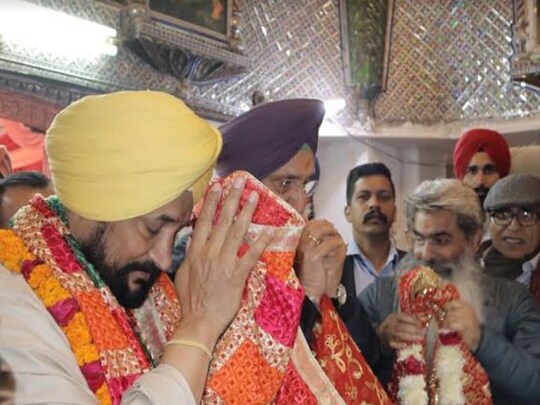 ਪੰਜਾਬ ਚੋਣਾਂ 2022: ਦੁਰਗਾ ਮਾਤਾ ਮੰਦਰ ਵਿਖੇ ਮੱਥਾ ਟੇਕਣ ਅਤੇ ਸੂਬੇ ਦੀ ਹੋਰ ਤਨਦੇਹੀ ਅਤੇ ਦ੍ਰਿੜਤਾ ਨਾਲ ਸੇਵਾ ਕਰਨ ਲਈ ਮਾਂ ਦੁਰਗਾ ਤੋਂ ਆਸ਼ੀਰਵਾਦ ਲੈਣ ਉਪਰੰਤ ਮੁੱਖ ਮੰਤਰੀ ਨੇ ਕਿਹਾ ਕਿ ਦੁਰਗਾ ਮਾਤਾ ਮੰਦਿਰ ਦੇ ਪ੍ਰਬੰਧਕ, ਮੰਦਿਰ ਦੀ ਥਾਂ `ਤੇ ਹੀ ਲੋਕਾਂ ਨੂੰ ਮਿਆਰੀ ਸਿਹਤ ਸੇਵਾਵਾਂ ਪ੍ਰਦਾਨ ਕਰਕੇ ਸਮਾਜ ਦੀ ਅਸਲ ਸੇਵਾ ਕਰ ਰਹੇ ਹਨ।