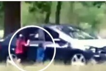 Video - ਬੱਚਿਆਂ ਨੂੰ ਕਾਰ ਦੇ ਬਾਹਰ ਖੜਾ ਕਰਕੇ ਅੰਦਰ ਪ੍ਰੇਮੀ ਨਾਲ ਰੁਮਾਂਸ ਕਰਨ ਲੱਗੀ ਮਾਂ