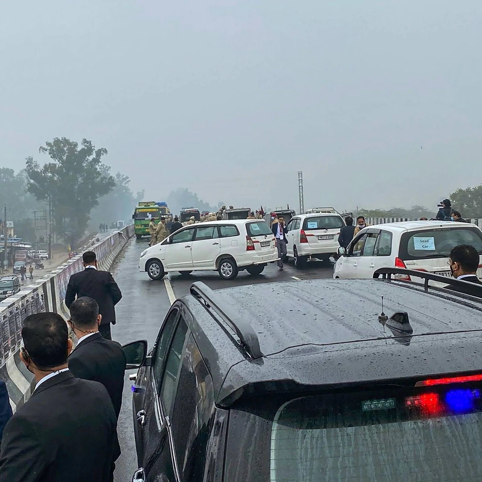  ਪੀਐਮਓ ਦੇ ਤਤਕਾਲੀ ਨਿਰਦੇਸ਼ਕ ਵਜਾਹਤ ਨੇ ਕਿਹਾ ਕਿ ਉਸ ਸਮੇਂ ਦੀਆਂ ਸੁਰੱਖਿਆ ਏਜੰਸੀਆਂ ਨੂੰ ਇੰਦਰਾ ਗਾਂਧੀ ਨਾਲ ਸਲਾਹ ਨਹੀਂ ਕਰਨੀ ਚਾਹੀਦੀ ਸੀ ਕਿਉਂਕਿ ਉਹ ਉਨ੍ਹਾਂ ਦੀ ਸੁਰੱਖਿਆ ਲਈ ਜ਼ਿੰਮੇਵਾਰ ਸੀ। ਜਦੋਂ ਉਸ ਨੂੰ ਖ਼ਤਰਾ ਮਹਿਸੂਸ ਹੋਇਆ ਤਾਂ ਉਸ ਨੂੰ ਖ਼ੁਦ ਕਾਰਵਾਈ ਕਰਨੀ ਚਾਹੀਦੀ ਸੀ। ਉਨ੍ਹਾਂ ਕਿਹਾ ਕਿ ਪੰਜਾਬ ਵਿੱਚ ਅੱਜ ਵੀ ਪ੍ਰਧਾਨ ਮੰਤਰੀ ਦੀ ਸੁਰੱਖਿਆ ਵਿੱਚ ਕੁਤਾਹੀ ਲਈ ਸਭ ਤੋਂ ਵੱਡੀ ਜ਼ਿੰਮੇਵਾਰੀ ਕੇਂਦਰੀ ਸੁਰੱਖਿਆ ਏਜੰਸੀਆਂ ਦੀ ਹੈ ਅਤੇ ਸੂਬਾ ਪੁਲੀਸ ਦੀ ਭੂਮਿਕਾ ਬਾਅਦ ਵਿੱਚ ਆਉਂਦੀ ਹੈ।