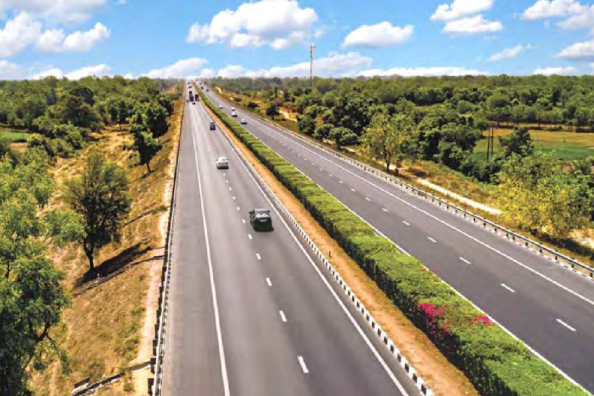  Delhi Amritsar Katra Expressway ਦਿੱਲੀ-ਅੰਮ੍ਰਿਤਸਰ-ਕਟੜਾ ਐਕਸਪ੍ਰੈਸਵੇਅ ਦੀ ਕੁੱਲ ਲਾਗਤ ਕਰੀਬ 39,500 ਕਰੋੜ ਰੁਪਏ ਦੱਸੀ ਜਾ ਰਹੀ ਹੈ। ਇਸ ਦੇ ਬਣਨ ਨਾਲ ਲੋਕਾਂ ਨੂੰ ਸੜਕ ਰਾਹੀਂ ਦਿੱਲੀ ਤੋਂ ਜੰਮੂ-ਕਸ਼ਮੀਰ ਜਾਣਾ ਆਸਾਨ ਹੋ ਜਾਵੇਗਾ। ਇਸ ਵਿੱਚ ਟਰੱਕ ਸਟਾਪ, ਫੂਡ ਕੋਰਟ, ਟਰੌਮਾ ਸੈਂਟਰ, ਐਂਬੂਲੈਂਸ ਸਟੇਸ਼ਨ, ਫਾਇਰ ਬ੍ਰਿਗੇਡ ਸਟੇਸ਼ਨ ਅਤੇ ਟਰੈਫਿਕ ਪੁਲੀਸ ਸਟੇਸ਼ਨ ਬਣਾਏ ਜਾਣਗੇ। (Pic- ministry of road transport and highways)