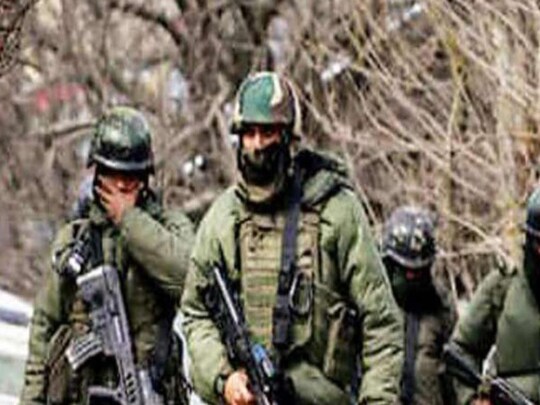 ਜੰਮੂ-ਕਸ਼ਮੀਰ (Jammu-Kashmir) ਦੇ ਕੁਲਗਾਮ 'ਚ ਸਰਪੰਚ ਦੀ ਹੱਤਿਆ ਦੇ ਮਾਮਲੇ 'ਚ ਪੁਲਸ ਨੇ 3 ਅੱਤਵਾਦੀਆਂ ਨੂੰ ਗ੍ਰਿਫਤਾਰ ਕੀਤਾ ਹੈ। ਇਹ ਤਿੰਨੇ ਅੱਤਵਾਦੀ ਹਿਜ਼ਬੁਲ ਮੁਜਾਹਿਦੀਨ (Hizbul Mujahideen) ਦੇ ਅੱਤਵਾਦੀ ਦੱਸੇ ਜਾ ਰਹੇ ਹਨ। ਉਹ ਸਰਪੰਚ ਸ਼ਬੀਰ ਅਹਿਮਦ ਮੀਰ ਦੇ ਕਤਲ ਵਿੱਚ ਸ਼ਾਮਲ ਸੀ। ਜੰਮੂ-ਕਸ਼ਮੀਰ ਪੁਲਿਸ (Jammu-Kashmir Police) ਨੇ ਸੋਮਵਾਰ ਨੂੰ ਇਹ ਜਾਣਕਾਰੀ ਦਿੱਤੀ।