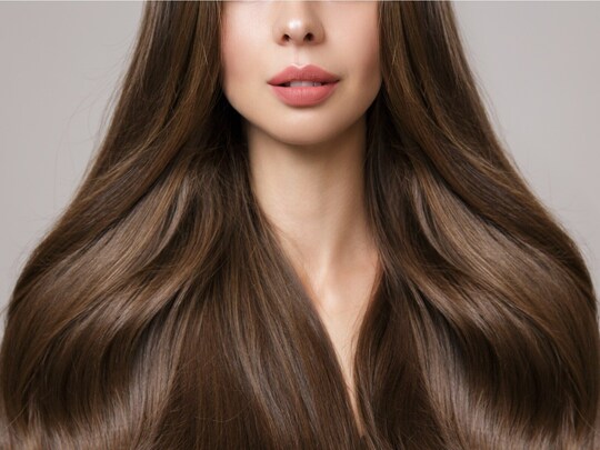 Hair Care Tips: ਆਪਣੇ ਵਾਲਾਂ (Hair) ਨੂੰ ਸੁੰਦਰ ਬਣਾਉਣ ਲਈ ਲੋਕ ਕੀ ਕਰਦੇ ਹਨ? ਵਾਲਾਂ ਵਿੱਚ ਮਹਿੰਦੀ ਲਗਾਉਣਾ ਵੀ ਇਸ ਕੜੀ ਵਿੱਚ ਸ਼ਾਮਲ ਹੈ। ਵਾਲਾਂ ਵਿਚ ਮਹਿੰਦੀ (Mehndi) ਦੀ ਵਰਤੋਂ ਸਫੈਦ ਵਾਲਾਂ ਨੂੰ ਲੁਕਾਉਣ ਤੋਂ ਇਲਾਵਾ ਇਸ ਦੀ ਵਰਤੋਂ ਵਾਲਾਂ ਨੂੰ ਪੋਸ਼ਣ ਦੇਣ ਅਤੇ ਆਕਰਸ਼ਕ ਬਣਾਉਣ ਲਈ ਵੀ ਕੀਤੀ ਜਾਂਦੀ ਹੈ। ਇਸ ਦੇ ਨਾਲ ਹੀ ਮਹਿੰਦੀ ਨੂੰ ਹੋਰ ਪ੍ਰਭਾਵਸ਼ਾਲੀ ਬਣਾਉਣ ਲਈ ਕਈ ਚੀਜ਼ਾਂ ਵੀ ਇਸ ਵਿੱਚ ਜੋੜੀਆਂ ਜਾਂਦੀਆਂ ਹਨ। ਪਰ ਕੀ ਤੁਸੀਂ ਕਦੇ ਮਹਿੰਦੀ ਵਿੱਚ ਬਦਾਮ ਦਾ ਤੇਲ ਮਿਲਾ ਕੇ ਲਗਾਇਆ ਹੈ?