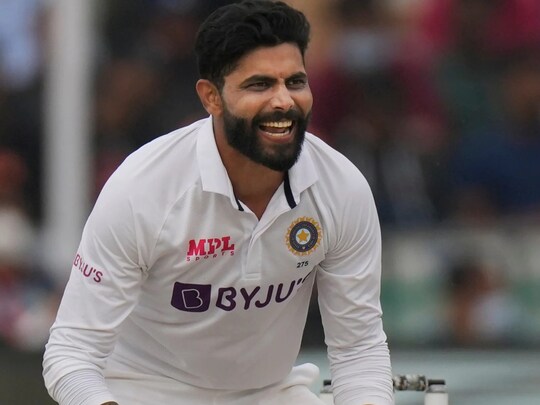 ਆਈਸੀਸੀ ਟੈਸਟ ਰੈਂਕਿੰਗ (ICC Test Rankings): ਬਾਬਰ ਆਜ਼ਮ ਨੂੰ ਕਰਾਚੀ ਵਿੱਚ ਆਸਟਰੇਲੀਆ ਵਿਰੁੱਧ ਦੂਜੇ ਟੈਸਟ ਵਿੱਚ 196 ਦੌੜਾਂ ਬਣਾਉਣ ਦਾ ਇਨਾਮ ਮਿਲਿਆ ਹੈ। ਉਹ ਬੱਲੇਬਾਜ਼ਾਂ ਦੀ ਤਾਜ਼ਾ ਜਾਰੀ ਕੀਤੀ ਰੈਂਕਿੰਗ ਵਿੱਚ ਵੱਡੀ ਛਾਲ ਮਾਰ ਕੇ ਟਾਪ-5 ਵਿੱਚ ਆ ਗਿਆ ਹੈ। ਉਸ ਨੇ ਭਾਰਤੀ ਕਪਤਾਨ ਰੋਹਿਤ ਸ਼ਰਮਾ ਨੂੰ ਪਿੱਛੇ ਛੱਡ ਦਿੱਤਾ ਹੈ। ਇਸ ਦੇ ਨਾਲ ਹੀ ਰਵਿੰਦਰ ਜਡੇਜਾ ਫਿਰ ਤੋਂ ਟੈਸਟ ਦੇ ਨੰਬਰ-1 ਆਲਰਾਊਂਡਰ ਬਣ ਗਏ ਹਨ।