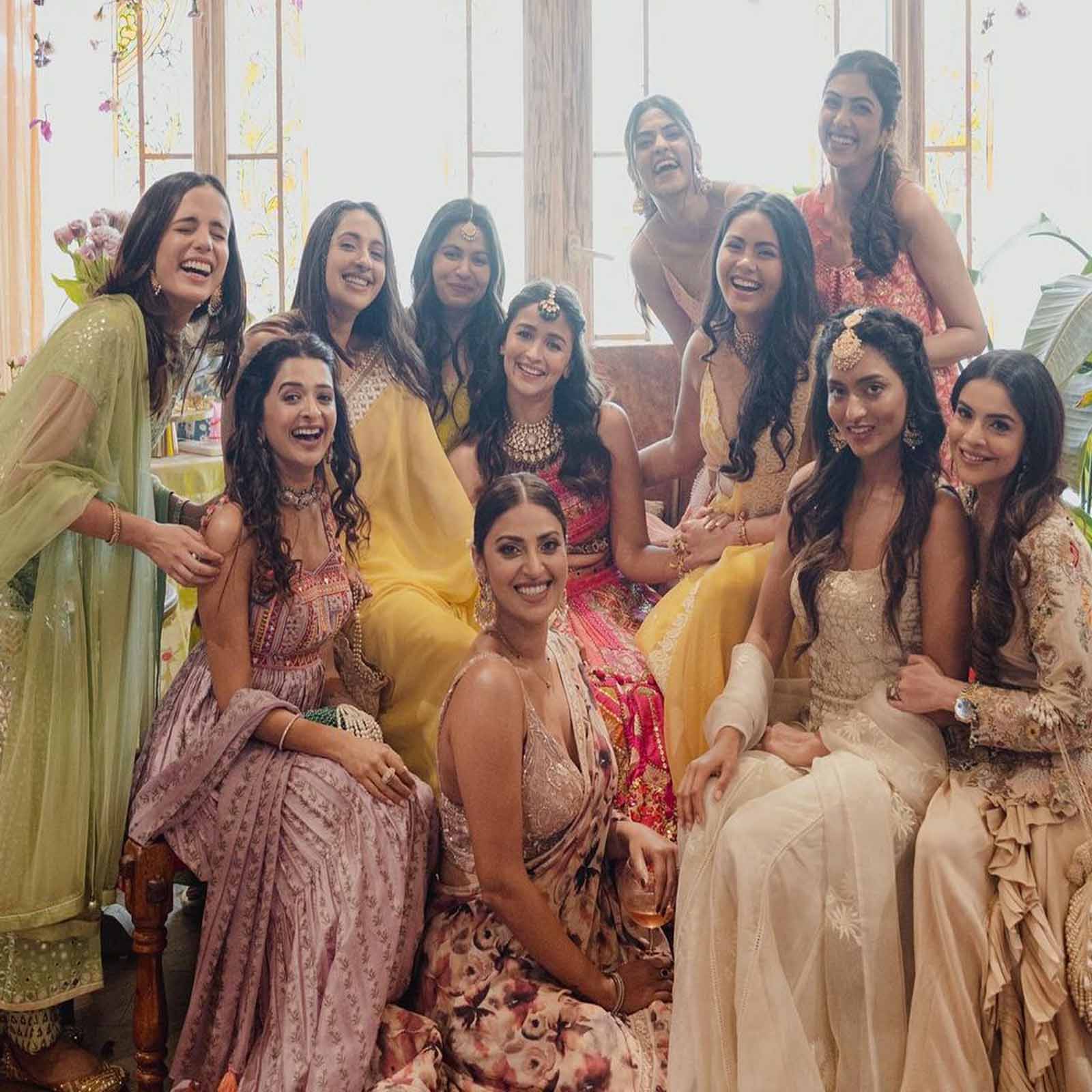 ਆਲੀਆ ਭੱਟ ਇਸ ਤਸਵੀਰ ਵਿੱਚ ਆਪਣੀਆਂ ਸਹੇਲੀਆਂ ਨਾਲ ਹੱਸਦੇ ਹੋਏ ਨਜ਼ਰ ਆ ਰਹੀ ਹੈ। ਉਨ੍ਹਾਂ ਦਾ ਇਹ ਅੰਦਾਜ਼ ਦੇਖ ਤੁਸੀ ਵੀ ਅਦਾਕਾਰਾ ਦੇ ਦੀਵਾਨੇ ਹੋ ਜਾਵੋਗੇ।