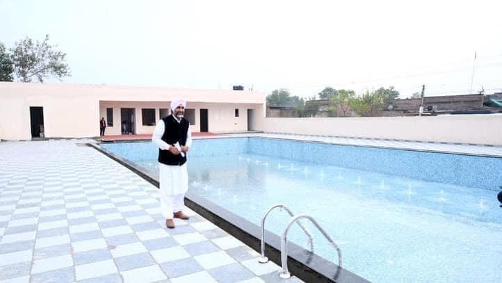  ਦਿੱਲੀ ਦੇ ਸਕੂਲ ਦਾ ਦੌਰਾ ਕਰਨ ਤੋਂ ਬਾਅਦ ਭਗਵੰਤ ਮਾਨ ਕੇਜਰੀਵਾਲ ਸਰਕਾਰ ਦੇ ਸਿੱਖਿਆ ਮਾਡਲ ਦੇ ਫੈਨ ਹੋ ਗਏ। ਭਗਵੰਤ ਮਾਨ ਨੇ ਕੇਜਰੀਵਾਲ ਸਰਕਾਰ ਦੀ ਸਰਕਾਰੀ ਸਿੱਖਿਆ ਨੂੰ ਅਗਲੇ ਪੱਧਰ ਦੀ ਸਿੱਖਿਆ ਕਰਾਰ ਦਿੱਤਾ।