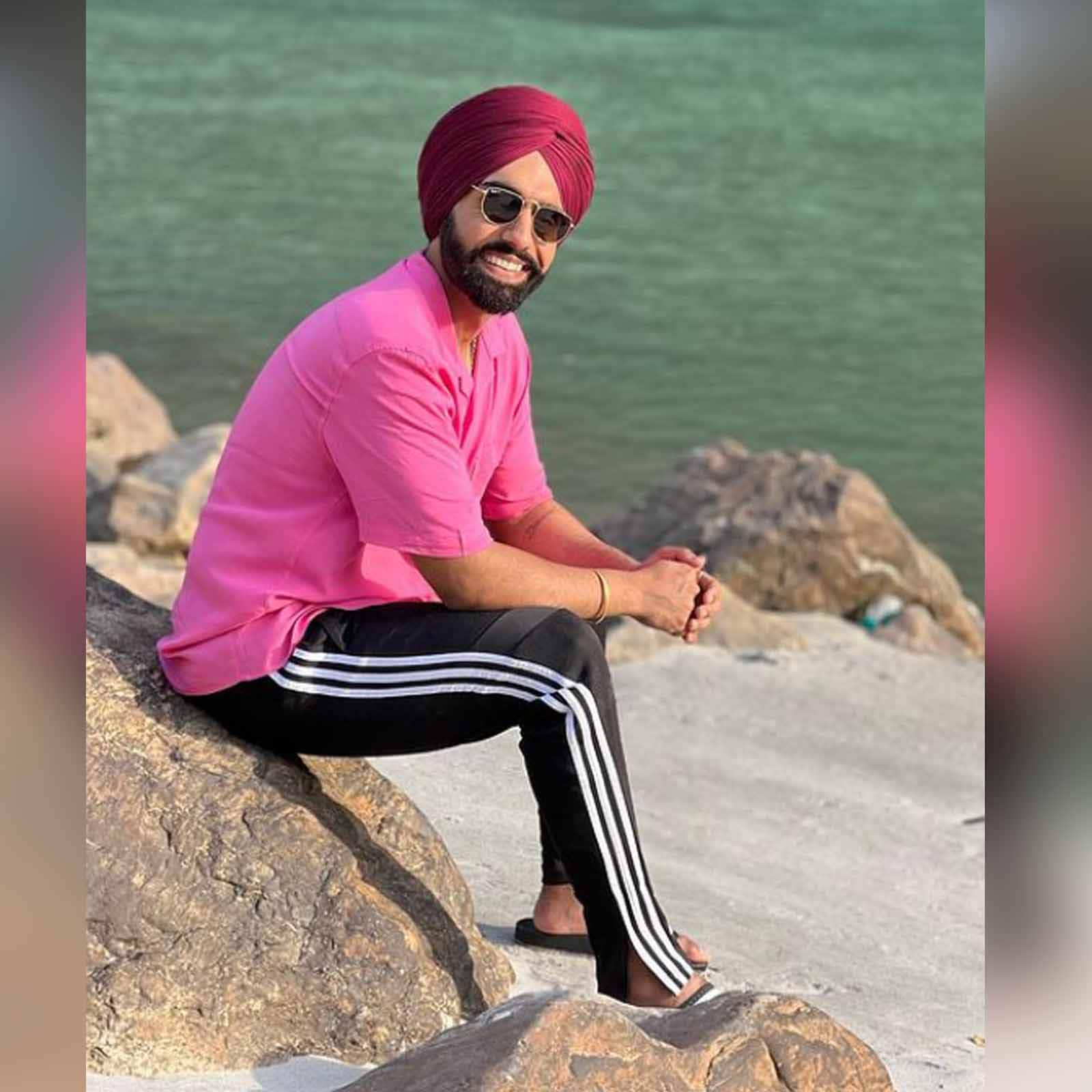 ਐਮੀ ਵਿਰਕ ਦੀਆਂ ਇਨ੍ਹਾਂ ਤਸਵੀਰਾਂ ਤੇ ਨਾ ਸਿਰਫ ਪ੍ਰਸ਼ੰਸ਼ਕ ਬਲਕਿ ਫਿਲਮੀ ਸਿਤਾਰੇ ਵੀ ਕਮੈਂਟ ਕਰ ਰਹੇ ਹਨ। ਗਾਇਕ ਦਾ ਇਹ ਵੱਖਰਾ ਅੰਦਾਜ਼ ਹਰ ਕਿਸੇ ਨੂੰ ਖੂਬ ਪਸੰਦ ਆ ਰਿਹਾ ਹੈ।