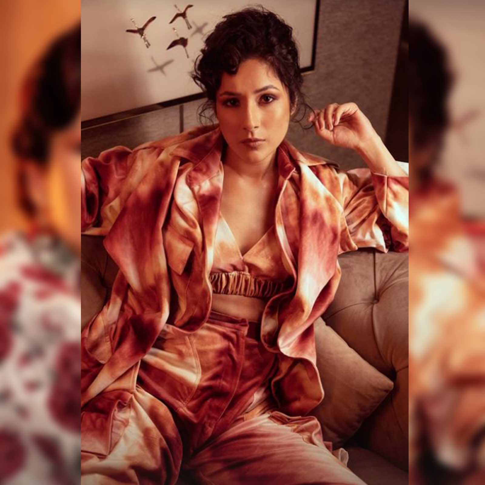 Shehnaaz Gill Photoshoot: ਪੰਜਾਬ ਦੀ ਕੈਟਰੀਨਾ ਕੈਫ ਦੇ ਰੂਪ 'ਚ ਮਸ਼ਹੂਰ ਸ਼ਹਿਨਾਜ਼ ਗਿੱਲ (Shehnaaz Gill) ਹੁਣ ਭਾਰਤ ਦੀ ਜਾਨ ਬਣ ਗਈ ਹੈ। ਰਿਐਲਿਟੀ ਸ਼ੋਅ ਬਿੱਗ ਬੌਸ 'ਚ ਉਸ ਨੇ ਇਸ ਤਰ੍ਹਾਂ ਲੋਕਾਂ ਦਾ ਦਿਲ ਜਿੱਤਿਆ ਕਿ ਜਦੋਂ ਵੀ ਉਹ ਕੋਈ ਨਵਾਂ ਪ੍ਰੋਜੈਕਟ ਲੈ ਕੇ ਆਉਂਦੀ ਹੈ ਤਾਂ ਉਹ ਤੁਰੰਤ ਸੋਸ਼ਲ ਮੀਡੀਆ 'ਤੇ ਟ੍ਰੈਂਡ ਬਣ ਜਾਂਦੀ ਹੈ। ਸ਼ਹਿਨਾਜ਼ ਗਿੱਲ ਨੂੰ ਲੋਕ ਬਹੁਤ ਪਿਆਰ ਦਿੰਦੇ ਹਨ। ਹੁਣ ਇਕ ਵਾਰ ਫਿਰ ਸ਼ਹਿਨਾਜ਼ ਗਿੱਲ ਆਪਣੇ ਪ੍ਰਸ਼ੰਸਕਾਂ ਲਈ ਕੁਝ ਨਵਾਂ ਲੈ ਕੇ ਆਈ ਹੈ। ਦਰਅਸਲ, ਸ਼ਹਿਨਾਜ਼ ਨੇ ਆਪਣੇ ਸੋਸ਼ਲ ਮੀਡੀਆ ਅਕਾਊਂਟ ਤੇ ਖੂਬਸੂਰਤ ਤਸਵੀਰਾਂ ਸਾਂਝੀਆਂ ਕੀਤੀਆਂ ਹਨ, ਜਿਨ੍ਹਾਂ ਨੂੰ ਫੈਨਜ਼ ਬਹੁਤ ਪਸੰਦ ਕਰ ਰਹੇ ਹਨ।