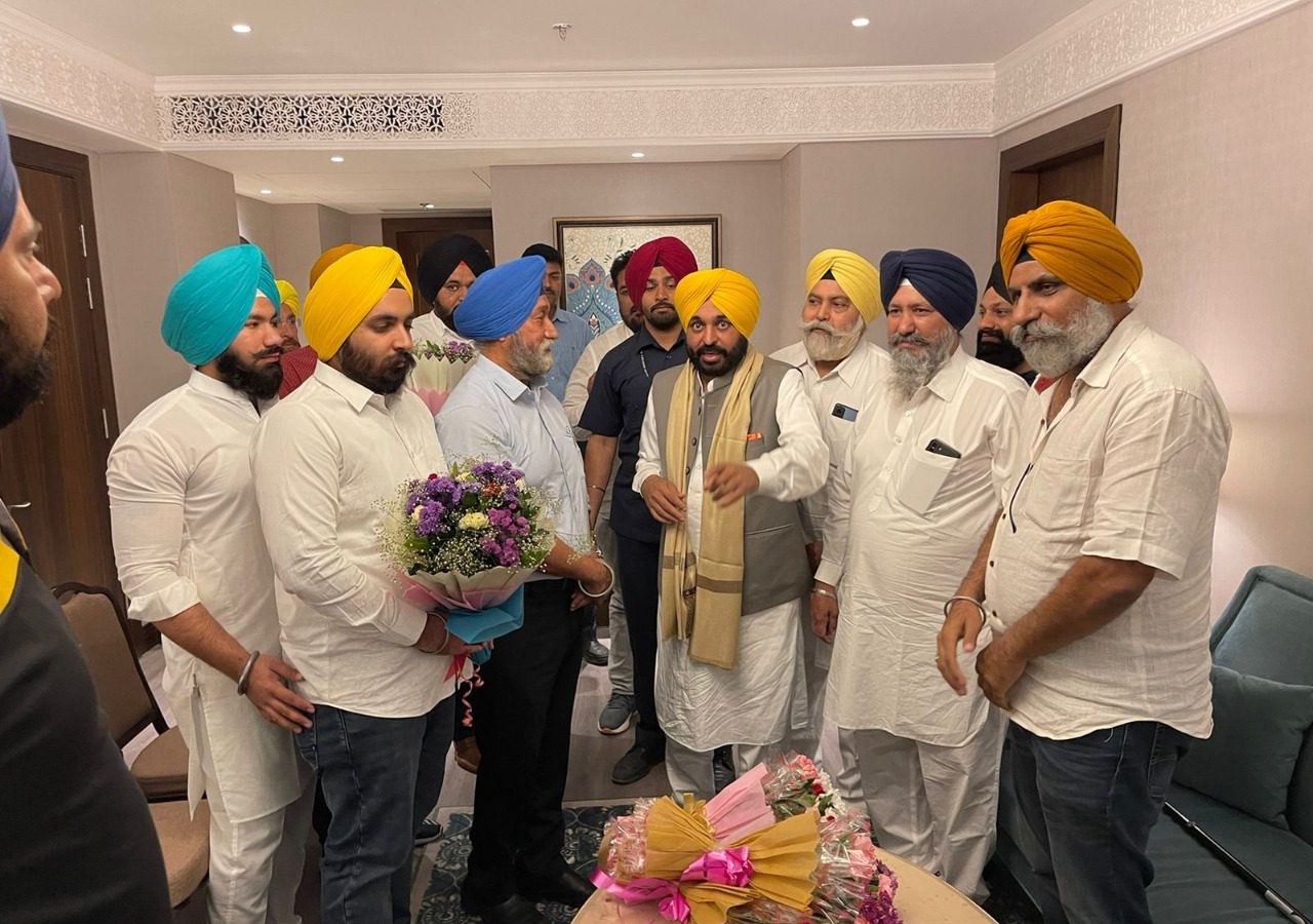 ਗਾਂਧੀ ਆਸ਼ਰਮ ਦੀ ਫੇਰੀ ਦੌਰਾਨ ਦੋਵਾਂ ਆਗੂਆਂ ਨੇ ‘ਚਰਖਾ’ ਵੀ ਕੱਤਿਆ ਤੇ ਮਹਾਤਮਾ ਗਾਂਧੀ ਦੇ ਬੁੱਤੇ ਅੱਗੇ ਸ਼ਰਧਾਂਜਲੀ ਵੀ ਦਿੱਤੀ। ਮਗਰੋਂ ਉਨ੍ਹਾਂ ਗਾਈਡ ਨਾਲ ਮਿਊਜ਼ੀਅਮ ਦਾ ਟੂਰ ਵੀ ਕੱਢਿਆ। ਮਗਰੋਂ ਕੇਜਰੀਵਾਲ ਨੇ ਵਿਜ਼ੀਟਰ ਬੁੱਕ ਵਿੱਚ ਲਿਖਿਆ, ‘‘ਇਹ ਆਸ਼ਰਮ ਰੂਹਾਨੀ ਜਗ੍ਹਾ ਹੈ। ਇੰਜ ਪ੍ਰਤੀਤ ਹੁੰਦਾ ਜਿਵੇਂ ਗਾਂਧੀ ਜੀ ਦੀ ਰੂਹ ਇਥੇ ਹੀ ਵਾਸ ਕਰਦੀ ਹੈ। ਇਥੇ ਆਉਣ ਨਾਲ ਰੂਹਾਨੀ ਅਹਿਸਾਸ ਹੁੰਦਾ ਹੈ। ਮੈਂ ਖ਼ੁਦ ਨੂੰ ਖੁਸ਼ਕਿਸਮਤ ਸਮਝਦਾ ਹਾਂ ਕਿ ਮੈਂ ਉਸ ਮੁਲਕ ਵਿੱਚ ਜੰਮਿਆ ਹਾਂ, ਜਿੱਥੇ ਗਾਂਧੀ ਜੀ ਦਾ ਜਨਮ ਹੋਇਆ ਸੀ।’’ ਉਂਜ ਕੇੇਜਰੀਵਾਲ ਨੇ ਇਸ ਫੇਰੀ ਦੌਰਾਨ ਕਿਸੇ ਵੀ ਸਿਆਸੀ ਸਵਾਲ ਦਾ ਜਵਾਬ ਦੇਣ ਤੋਂ ਨਾਂਹ ਕਰ ਦਿੱਤੀ।