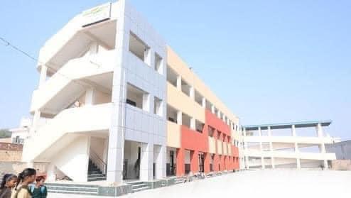  ਪੰਜਾਬ ਦੇ ਸਾਬਕਾ ਖਜ਼ਾਨਾ ਮੰਤਰੀ ਮਨਪ੍ਰੀਤ ਸਿੰਘ ਬਾਦਲ ਦੇ ਰਿਸ਼ਤੇਦਾਰ ਜੈਜੀਤ ਸਿੰਘ ਜੌਹਲ ਨੇ ਮੁੱਖ ਮੰਤਰੀ ਭਗਵੰਤ ਮਾਨ ਨੂੰ ਅਪੀਲ ਕੀਤੀ ਕਿ ਉਹ ਦਿੱਲੀ ਦੇ ਸਕੂਲ ਵੱਲ ਦੇਖਣ ਦੀ ਬਜਾਏ ਬਠਿੰਡਾ ਦੇ ਇਸ ਸਰਕਾਰੀ ਸਕੂਲ ਨੂੰ ਦੇਖ ਅਤੇ ਇਸ ਦੀ ਨਕਲ ਕਰਕੇ ਪੰਜਾਬ ਦੇ ਸਕੂਲ ਬਣਾਉਣ, ਜਿਸ ਦੀਆਂ ਤਸਵੀਰਾਂ ਵੀ ਸੋਸ਼ਲ ਮੀਡੀਆ 'ਤੇ ਪਾਈਆਂ ਗਈਆਂ ਹਨ।