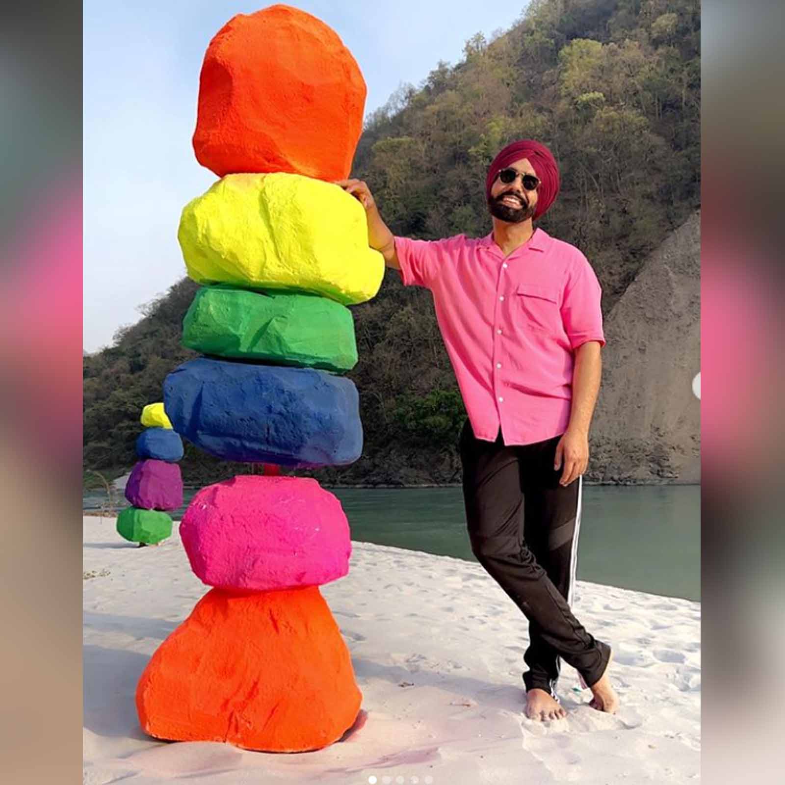ਗੱਲ ਜੇਕਰ ਐਮੀ ਵਿਰਕ ਦੀ ਫਿਲਮ ‘ਸੌਂਕਣ ਸੌਂਕਣੇ’ ਦੀ ਕਰਿਏ ਤਾਂ ਇਸ ਰੋਮਾਂਟਿਕ ਕਾਮੇਡੀ ਡਰਾਮਾ ਫਿਲਮ ਦੀ ਕਹਾਣੀ ਅੰਬਰਦੀਪ ਸਿੰਘ ਨੇ ਲਿਖੀ ਹੈ। ਇਸ ਫਿਲਮ ਦਾ ਨਿਰਦੇਸ਼ਨ ਅਮਰਜੀਤ ਸਿੰਘ ਸਰਾਓਂ ਨੇ ਕੀਤਾ ਹੈ। ਟ੍ਰੈਲਰ ਦੇਖਣ ਤੋਂ ਬਾਅਦ ਦਰਸ਼ਕ ਫਿਲਮ ਦਾ ਬੇਸਬਰੀ ਨਾਲ ਇੰਤਜ਼ਾਰ ਕਰ ਰਹੇ ਹਨ। ਜ਼ਿਕਰਯੋਗ ਹੈ ਕਿ ਫਿਲਮ ਕਿਸਮਤ ਅਤੇ ਕਿਸਮਤ-2 ਵਿੱਚ ਸਰਗੁਣ ਅਤੇ ਐਮੀ ਦੀ ਜੋੜੀ ਨੂੰ ਪ੍ਰਸ਼ੰਸ਼ਕਾ ਦਾ ਖੂਬ ਪਿਆਰ ਮਿਲੀਆ ਸੀ। ਹੁਣ ਇੱਕ ਵਾਰ ਫਿਰ ਤੋਂ ਦੋਨੋ ਇੱਕਠੇ ਦਰਸ਼ਕਾਂ ਦਾ ਦਿਲ ਜਿੱਤਣ ਲਈ ਤਿਆਰ ਹਨ।