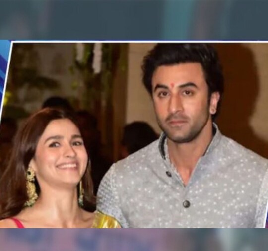 Ranbir Kapoor-Alia Bhatt Wedding: ਰਣਬੀਰ ਕਪੂਰ (Ranbir Kapoor) ਅਤੇ ਆਲੀਆ ਭੱਟ (Alia Bhatt) ਦੇ ਵਿਆਹ (Alia Ranbir Marriage) ਦੀਆਂ ਤਿਆਰੀਆਂ ਪੂਰੇ ਰੀਤੀ-ਰਿਵਾਜਾਂ ਨਾਲ ਚੱਲ ਰਹੀਆਂ ਹਨ। 13 ਅਪ੍ਰੈਲ ਨੂੰ ਮਹਿੰਦੀ ਦੀ ਰਸਮ (Mehndi Ceremony) ਬੜੀ ਧੂਮਧਾਮ ਨਾਲ ਹੋਈ। ਰਣਬੀਰ ਕਪੂਰ ਦੀ ਮਾਂ ਨੀਤੂ ਕਪੂਰ (Neetu Kapoor) ਅਤੇ ਭੈਣ ਰਿਧੀਮਾ ਕਪੂਰ ਸਾਹਨੀ ਸਮੇਤ ਸਾਰੇ ਪਰਿਵਾਰਕ ਮੈਂਬਰਾਂ ਅਤੇ ਦੋਸਤਾਂ ਨੇ ਮਹਿੰਦੀ ਲਗਾਈ। ਸਾਰਿਆਂ ਨੇ ਖੂਬ ਡਾਂਸ ਕੀਤਾ ਅਤੇ ਬਾਲੀਵੁੱਡ ਦੇ ਕਈ ਮਸ਼ਹੂਰ ਗੀਤਾਂ 'ਤੇ ਦਸਤਕ ਦਿੱਤੀ।
