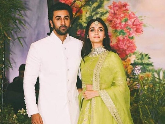 Alia Bhatt Ranbir Kapoor Wedding: ਆਲੀਆ ਭੱਟ ਰਣਬੀਰ ਕਪੂਰ ਦਾ ਵਿਆਹ ਬੀ-ਟਾਊਨ ਦੀ ਹੌਟ ਗੌਸਿਪ ਬਣਿਆ ਹੋਇਆ ਹੈ। ਕਪੂਰ ਤੇ ਭੱਟ ਪਰਿਵਾਰ `ਚੋਂ ਕੋਈ ਵੀ ਵਿਆਹ ਜਾਂ ਵਿਆਹ ਦੀ ਤਰੀਕ ਬਾਰੇ ਕੋਈ ਅਧਿਕਾਰਤ ਐਲਾਨ ਨਹੀਂ ਕਰ ਰਿਹਾ ਹੈ। ਪਰ ਮੀਡੀਆ ਵਿੱਚ ਰੋਜ਼ਾਨਾ ਕੋਈ ਨਾ ਕੋਈ ਨਵੀਂ ਅੱਪਡੇਟ ਆ ਰਹੀ ਹੈ। ਹੁਣ ਇਹ ਚਰਚਾਵਾਂ ਤੇਜ਼ ਹੋ ਗਈਆਂ ਹਨ ਕਿ ਇਨ੍ਹਾਂ ਦੋਵਾਂ ਦੇ ਵਿਆਹ ਦੀਆਂ ਰਸਮਾਂ ਅੱਜ ਤੋਂ ਸ਼ੁਰੂ ਹੋ ਜਾ ਰਹੀਆਂ ਹਨ।