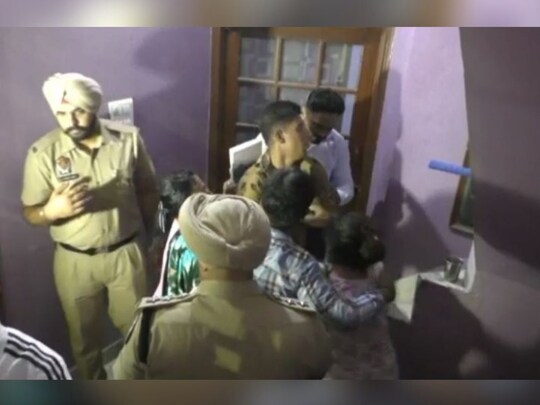 ਜਲੰਧਰ : ਵਾਰਦਾਤ ਤੋਂ ਬਾਅਦ ਘਰ ਵਿੱਚ ਪਹੁੰਚੀ ਪੁਲਿਸ।