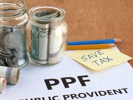 PPF Account 'ਤੇ ਵਿਆਜ ਦੀ ਗੱਲ ਕਰੀਏ ਤਾਂ ਇਸਦੀ ਸਲਾਨਾ ਦਰ 7.1 ਫੀਸਦੀ ਹੈ। ਵਿਆਜ ਦੀ ਗਣਨਾ ਹਰ ਮਹੀਨੇ ਦੇ ਪੰਜਵੇਂ ਦਿਨ ਅਤੇ ਮਹੀਨੇ ਦੇ ਅੰਤ ਦੇ ਵਿਚਕਾਰ ਖਾਤੇ ਵਿੱਚ ਜਮ੍ਹਾਂ ਕੀਤੀ ਗਈ ਰਕਮ 'ਤੇ ਕੀਤੀ ਜਾਂਦੀ ਹੈ। ਵਿਆਜ ਹਰ ਵਿੱਤੀ ਸਾਲ ਦੇ ਅੰਤ ਵਿੱਚ ਖਾਤੇ ਵਿੱਚ ਜਮ੍ਹਾ ਕੀਤਾ ਜਾਂਦਾ ਹੈ।