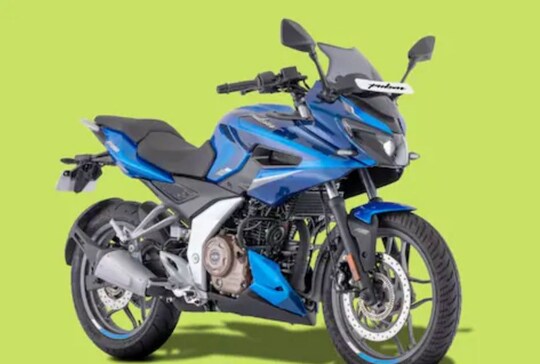 Bajaj Auto Pulsar 250: ਵਾਹਨ ਨਿਰਮਾਤਾ ਕੰਪਨੀਆਂ ਨਵੇਂ ਮਾਡਲ ਕੱਢਣ ਦੇ ਨਾਲ-ਨਾਲ ਪੁਰਾਣੇ ਵਾਹਨਾਂ ਨੂੰ ਵੀ ਨਵੇਂ ਫੀਚਰਸ ਦੇ ਨਾਲ ਅਪਗ੍ਰੇਡ ਕਰ ਰਹੀਆਂ ਹਨ। ਹਾਲ ਹੀ 'ਚ ਭਾਰਤ ਦੀ ਪ੍ਰਮੁੱਖ ਦੋਪਹੀਆ ਵਾਹਨ ਨਿਰਮਾਤਾ ਕੰਪਨੀ ਬਜਾਜ ਆਟੋ ਨੇ ਆਪਣੀ ਸਭ ਤੋਂ ਮਸ਼ਹੂਰ ਬਾਈਕ Pulsar ਨੂੰ ਨਵੇਂ ਰੂਪ 'ਚ ਪੇਸ਼ ਕੀਤਾ ਹੈ।