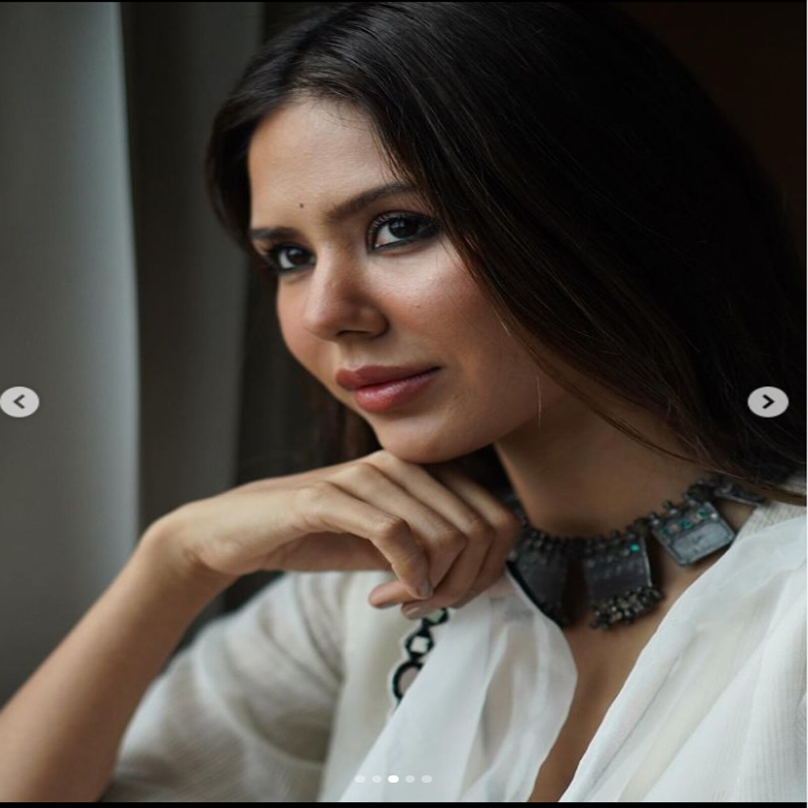 ਪੰਜਾਬੀ ਅਦਾਕਾਰਾ ਸੋਨਮ ਬਾਜਵਾ (Sonam Bajwa) ਬੇਹੱਦ ਖੂਬਸੂਰਤ ਹੈ। ਉਹ ਅਕਸਰ ਆਪਣੀਆਂ ਸ਼ਾਨਦਾਰ ਤਸਵੀਰਾਂ ਨਾਲ ਆਪਣੇ ਪ੍ਰਸ਼ੰਸਕਾਂ ਨੂੰ ਦੀਵਾਨਾ ਬਣਾਉਂਦਾ ਰਹਿੰਦੀ ਹੈ। ਸੋਨਮ ਬਾਜਵਾ ਆਪਣੀ ਅਦਾਕਾਰੀ ਦੇ ਨਾਲ-ਨਾਲ ਸਾਦਗੀ, ਹੌਟ ਅੰਦਾਜ਼ ਨਾਲ ਹਰ ਕਿਸੇ ਦਾ ਦਿਲ ਮੋਹ ਲੈਂਦੀ ਹੈ। ਅਦਾਕਾਰਾ ਉਨ੍ਹਾਂ ਫਿਲਮੀ ਸਿਤਾਰਿਆਂ ਵਿੱਚੋਂ ਇੱਕ ਹੈ ਜੋ ਆਪਣੇ ਸੋਸ਼ਲ ਮੀਡੀਆ ਅਕਾਊਂਟ ਤੇ ਹਮੇਸ਼ਾ ਐਕਟਿਵ ਰਹਿੰਦੀ ਹੈ। ਉਹ ਆਪਣੀਆਂ ਖੂਬਸੂਰਤ ਸਾਦਗੀ ਅਤੇ ਹੌਟ ਅੰਦਾਜ਼ ਵਾਲੀਆਂ ਤਸਵੀਰਾਂ ਹਮੇਸ਼ਾ ਫੈਨਜ਼ ਨਾਲ ਸ਼ੇਅਰ ਕਰਦੀ ਰਹਿੰਦੀ ਹੈ। ਇਸ ਵਾਰ ਸੋਨਮ ਦਾ ਹੌਟ ਅੰਦਾਜ਼ ਚਰਚਾ ਵਿੱਚ ਹੈ।